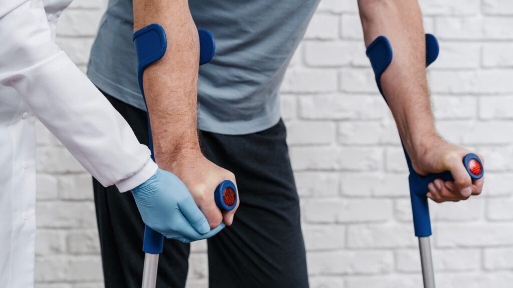 فیزیوتراپی یا جراحی؟ کدام بهتر است؟